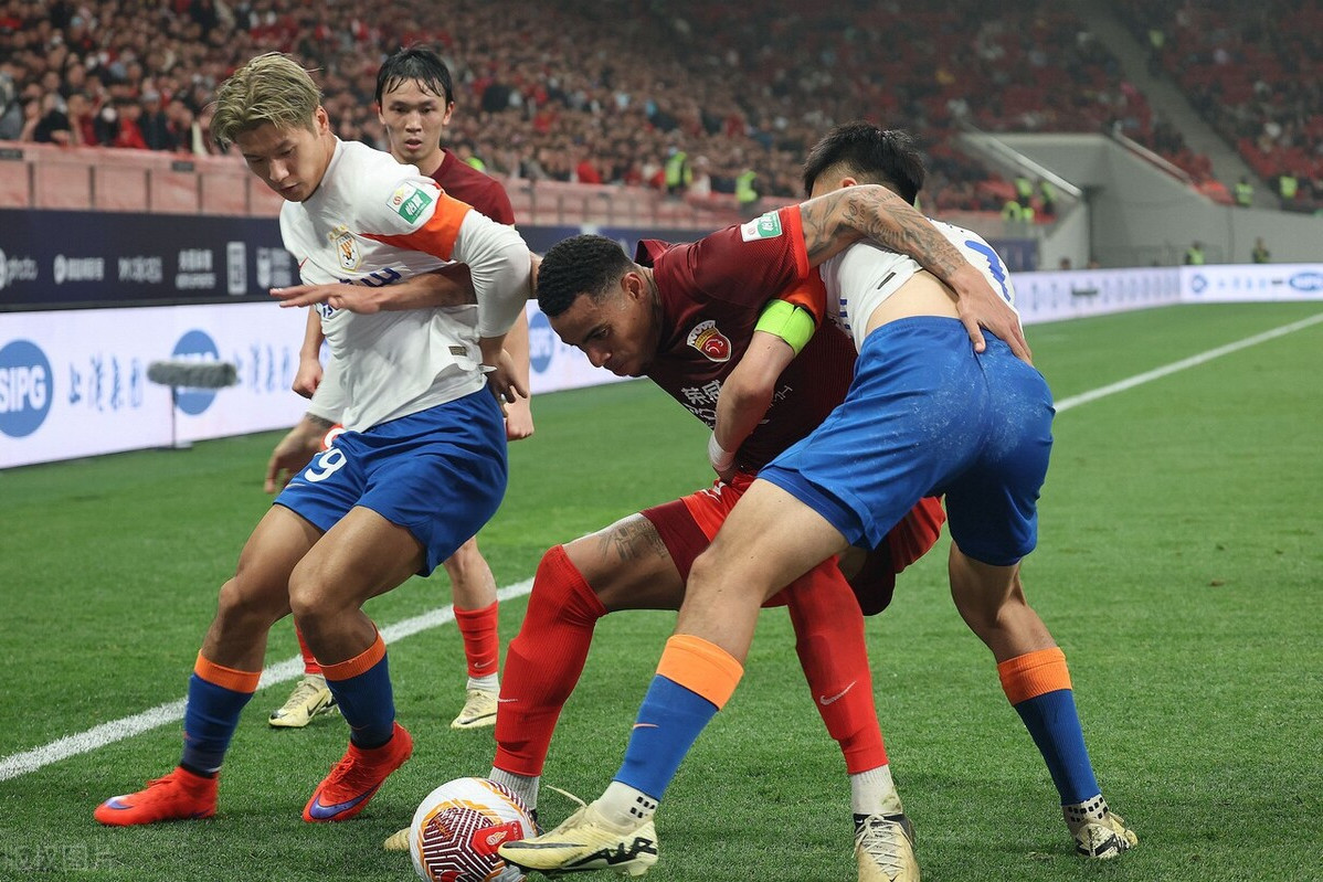 足球球队实力悬殊对决吸引眼球 足球球队实力悬殊对决吸引眼球